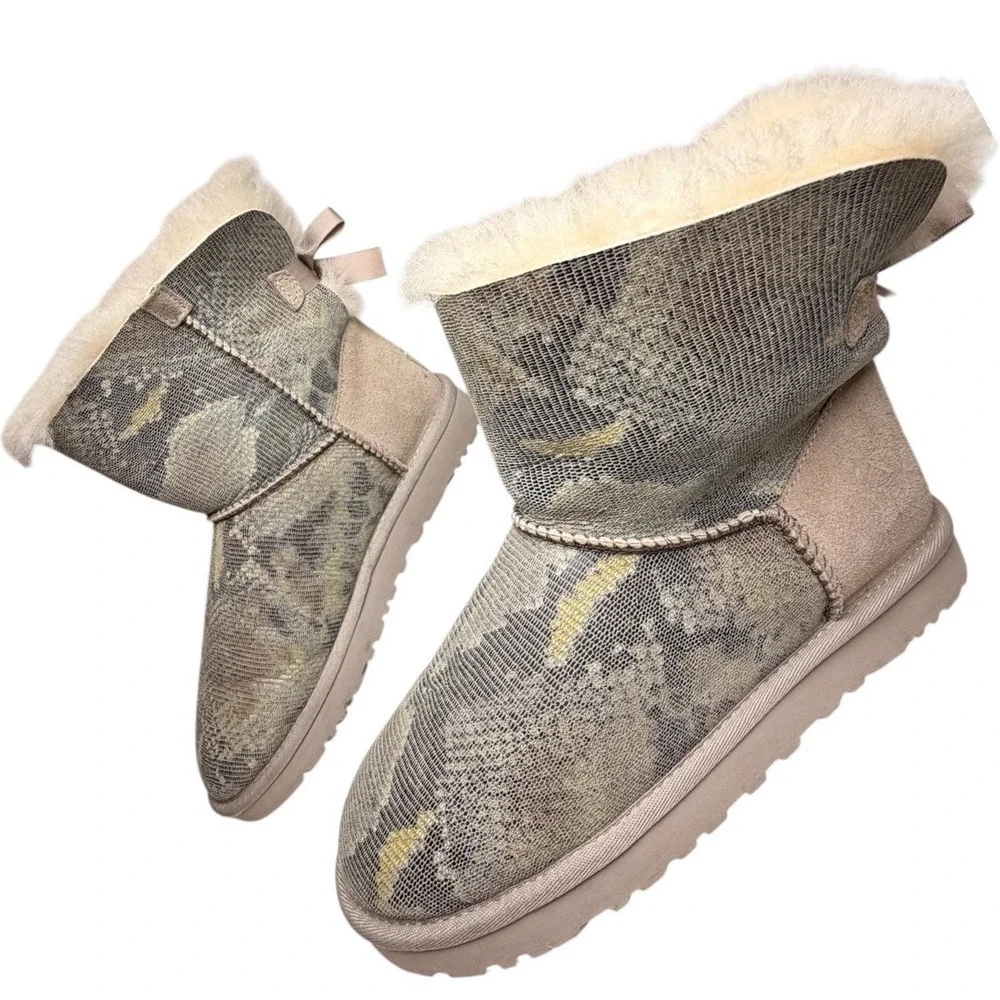UGG Bailey Bow II Lizard Print Sheepskin Boots Sz 7 EU38 Beige 1005534